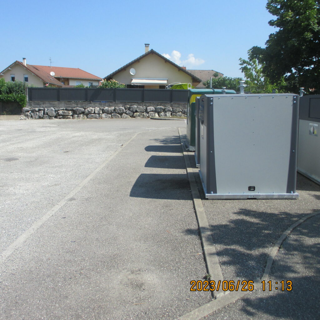 Accès des containers du parking des écoles à Seyssel.